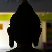 Buddha Statue im Schatten