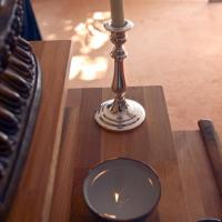 Kerze und Schale auf Altar
